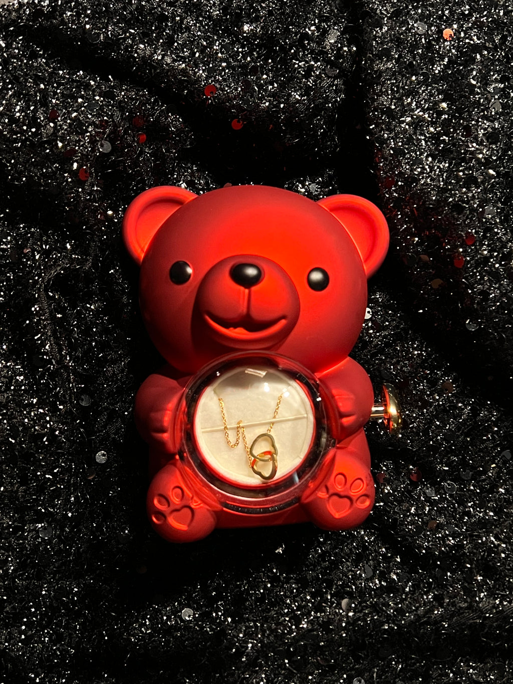 Walentynkowy miś z naszyjnikiem