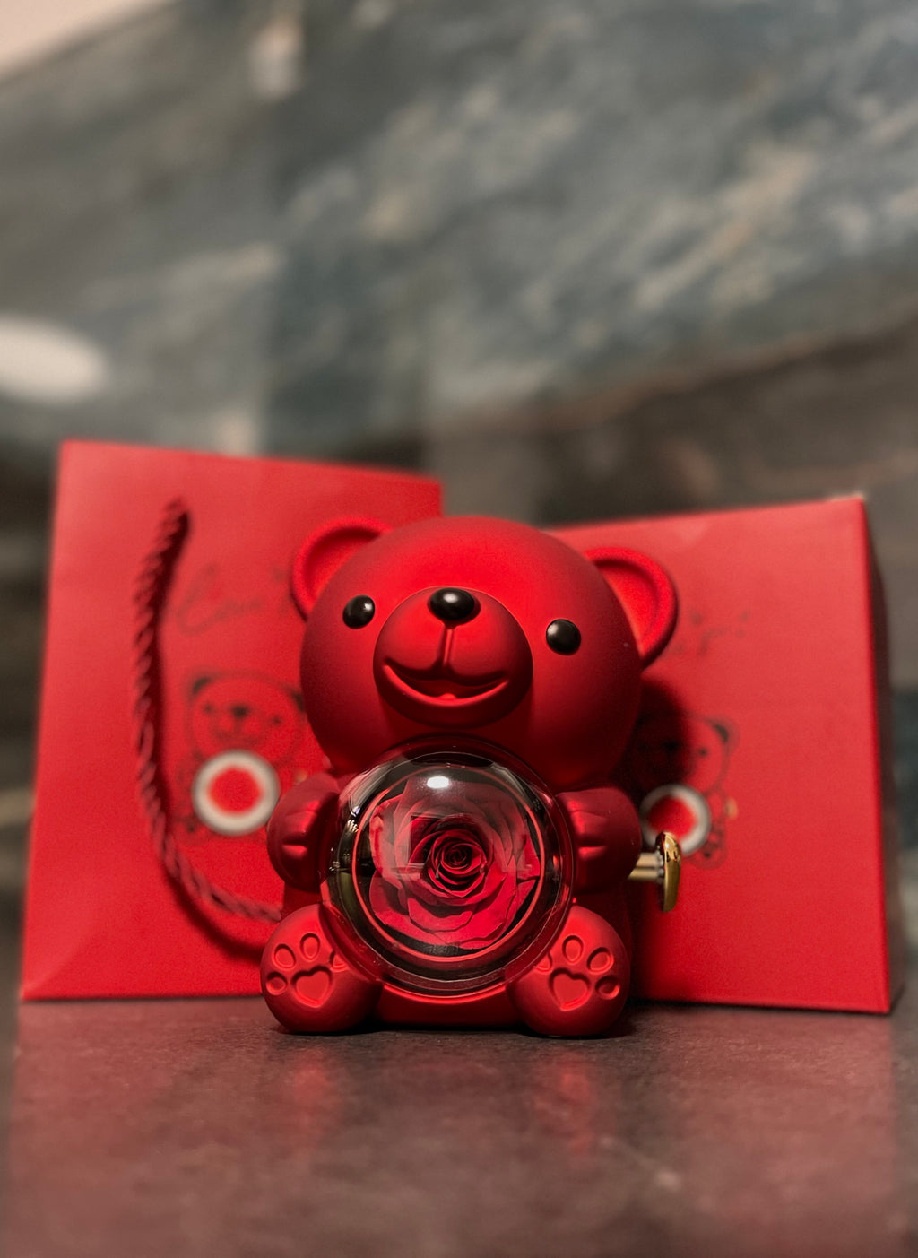 Walentynkowy miś z naszyjnikiem